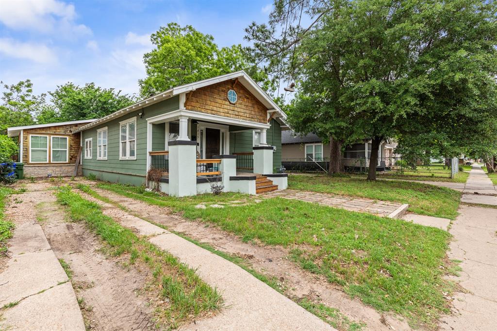 1815 South 12th Street Waco, TX 76706 - Photo 5 of 39 a front view of house with yard and green space