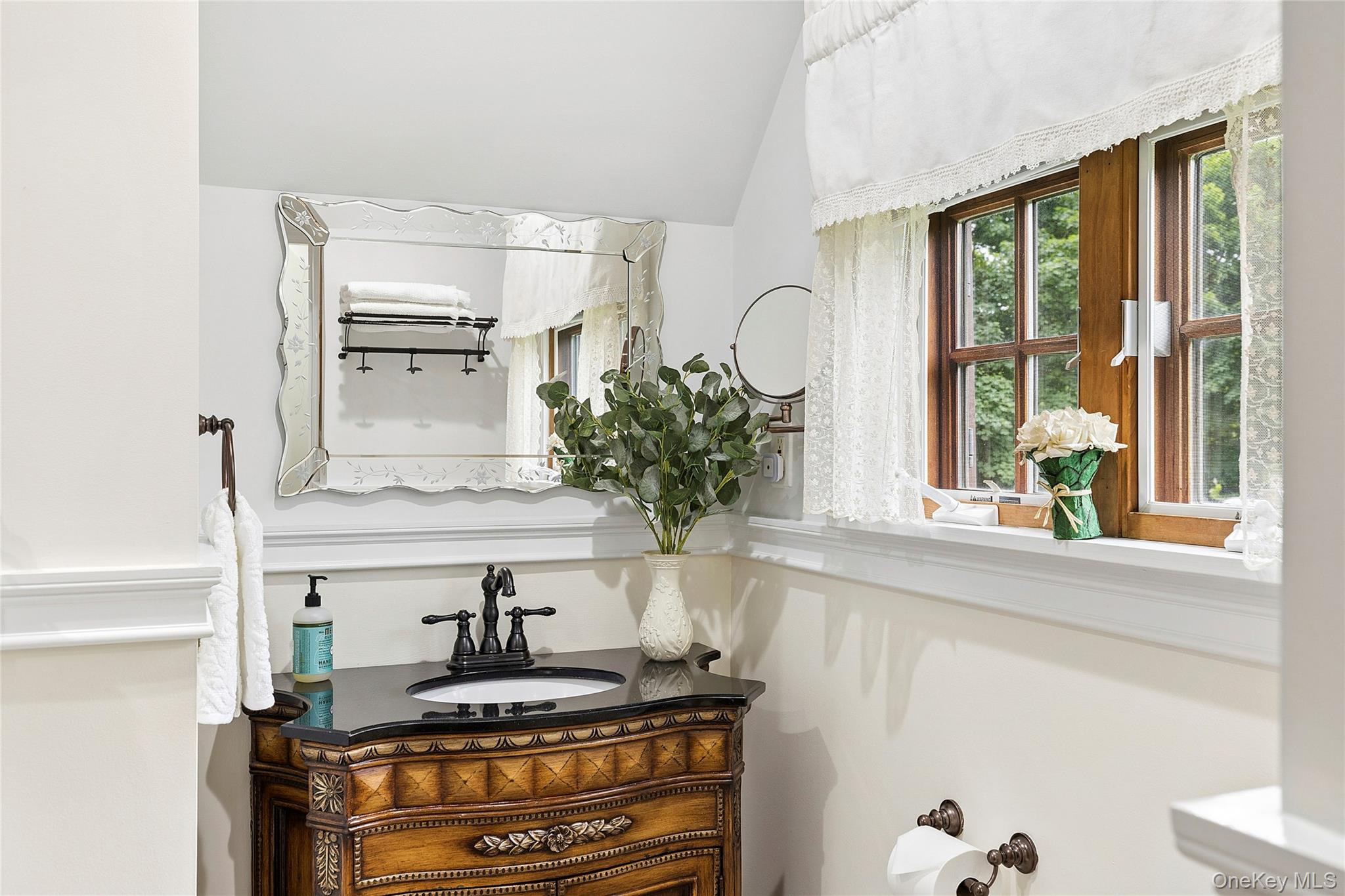 84 Luquer Road Manhasset, NY 11030 - Photo 13 of 30