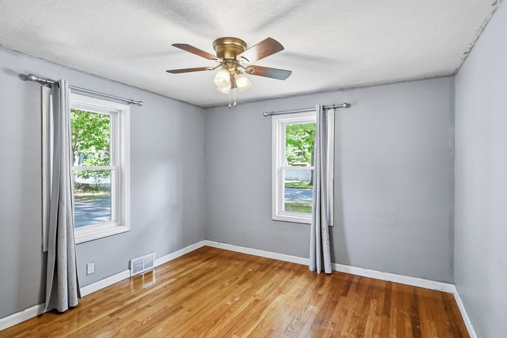 881 Roosevelt Avenue Springfield, MA 01109 - Photo 20 of 35