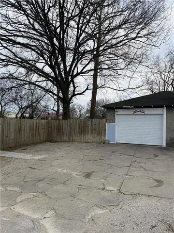 $1 | 419 West Cherry Street, Nevada, MO 64772