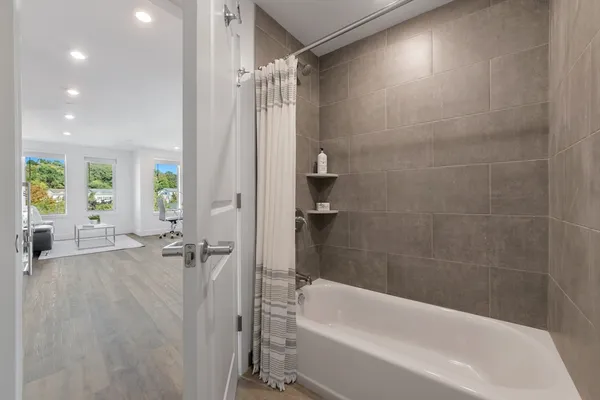 $2,000 | 585 Essex Street, Unit 316, Lynn, MA 01901