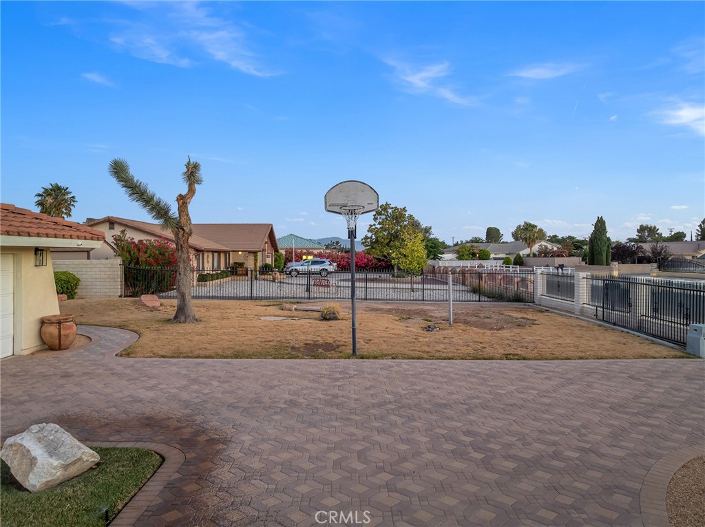 14231 Tawya Road Apple Valley, CA 92307 - Photo 6 of 36