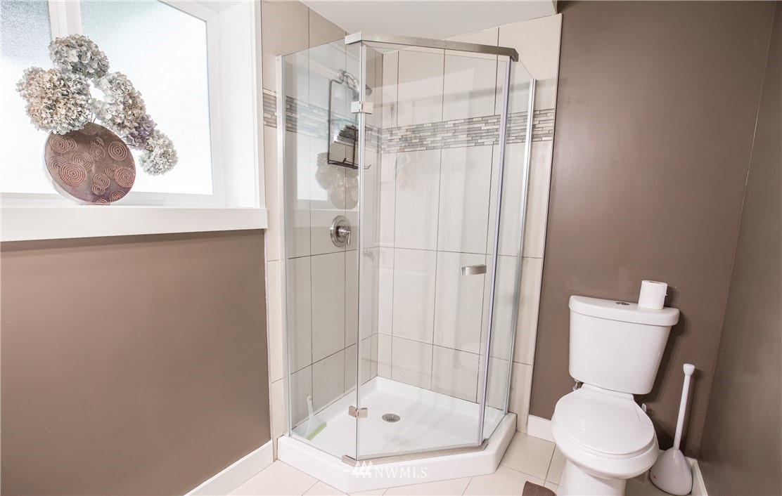 3914 Northeast 10th Street Renton, WA 98056 - Photo 22 of 25