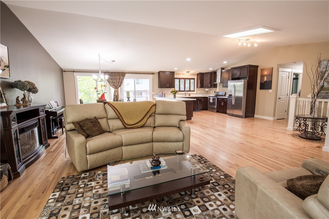 3914 Northeast 10th Street Renton, WA 98056 - Photo 4 of 25