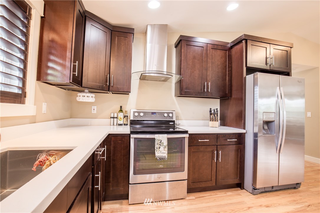 3914 Northeast 10th Street Renton, WA 98056 - Photo 8 of 25
