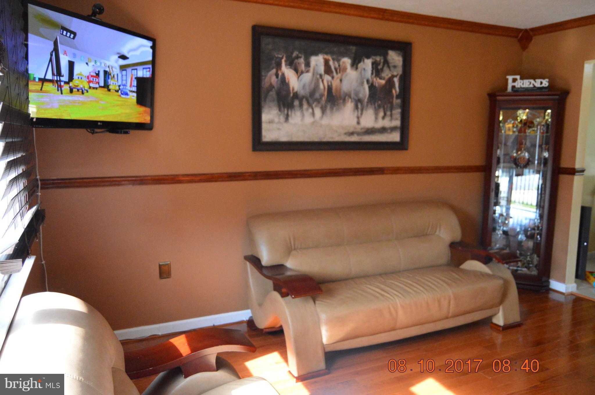17 Rollwin Road Baltimore, MD 21244 - Photo 8 of 29 a living room with furniture and wall paintings
