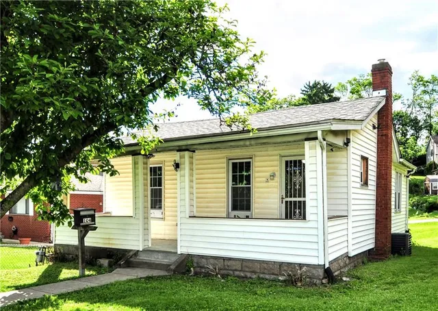 a view of a house with a yard