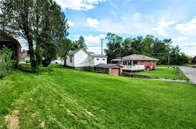 a view of a house with backyard and garden
