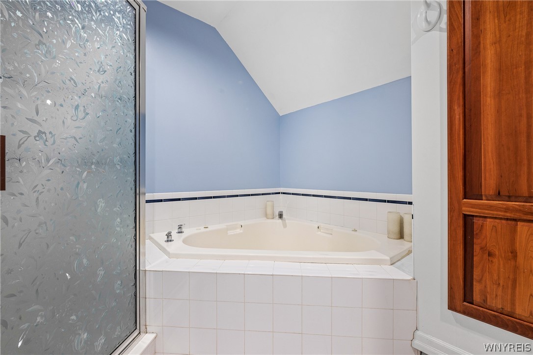 5910 Salt Road Clarence, NY 14031 - Photo 28 of 43 Jacuzzi tub