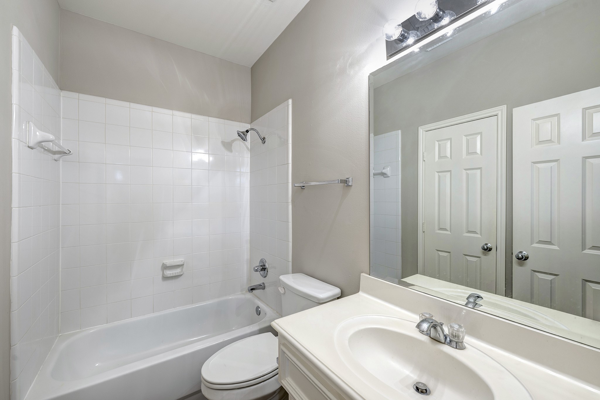 2915 West Dallas Street Houston, TX 77019 - Photo 15 of 17 a bathroom with a sink toilet and shower