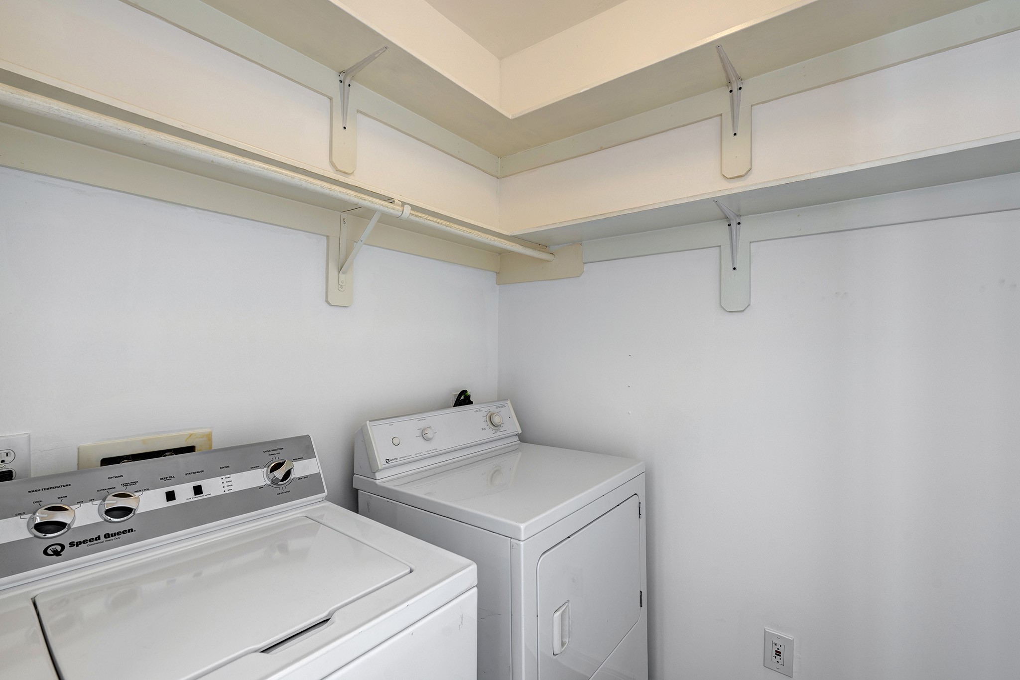 2915 West Dallas Street Houston, TX 77019 - Photo 16 of 17 a utility room with dryer and washer