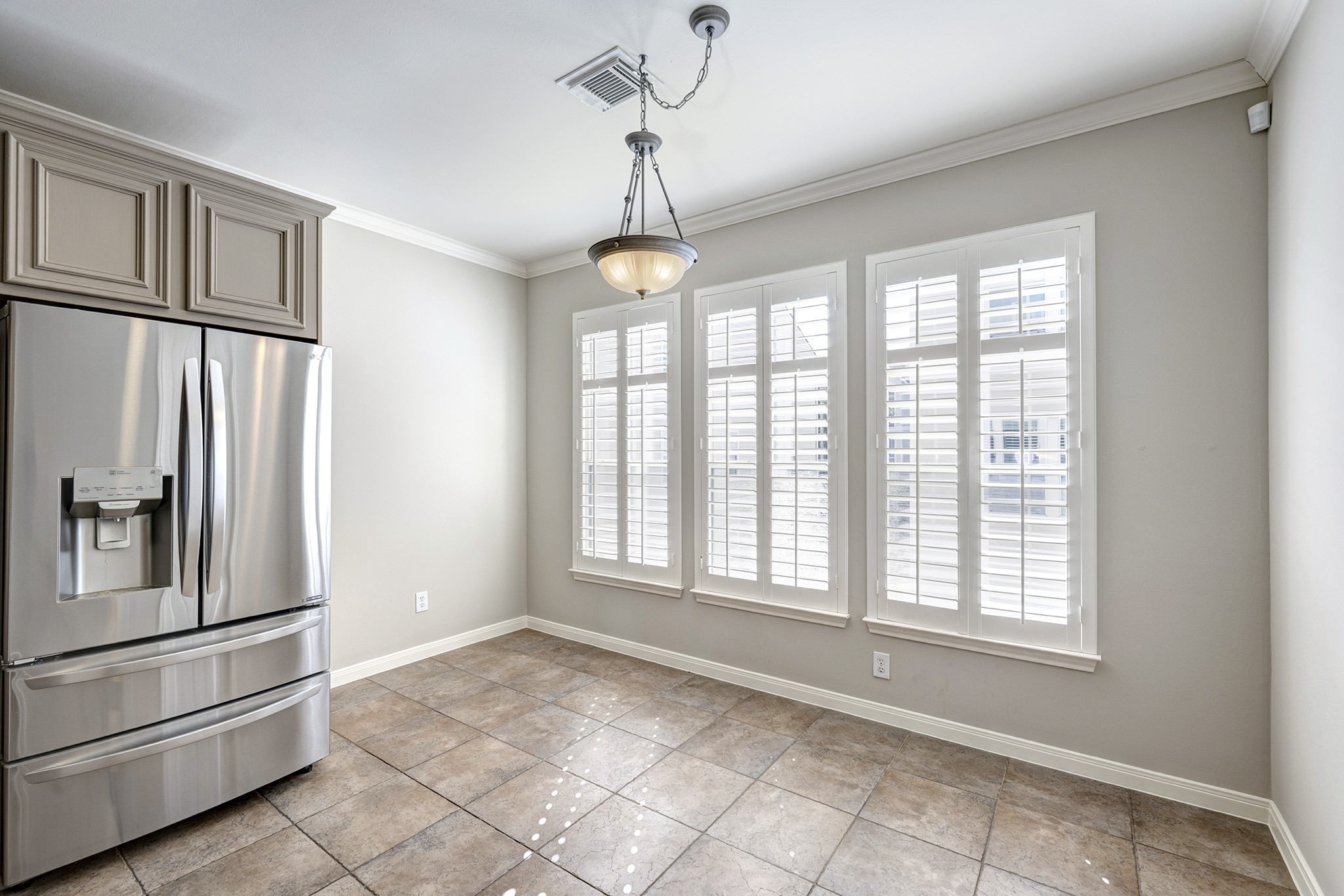 2915 West Dallas Street Houston, TX 77019 - Photo 5 of 17 a view of an empty room with a window