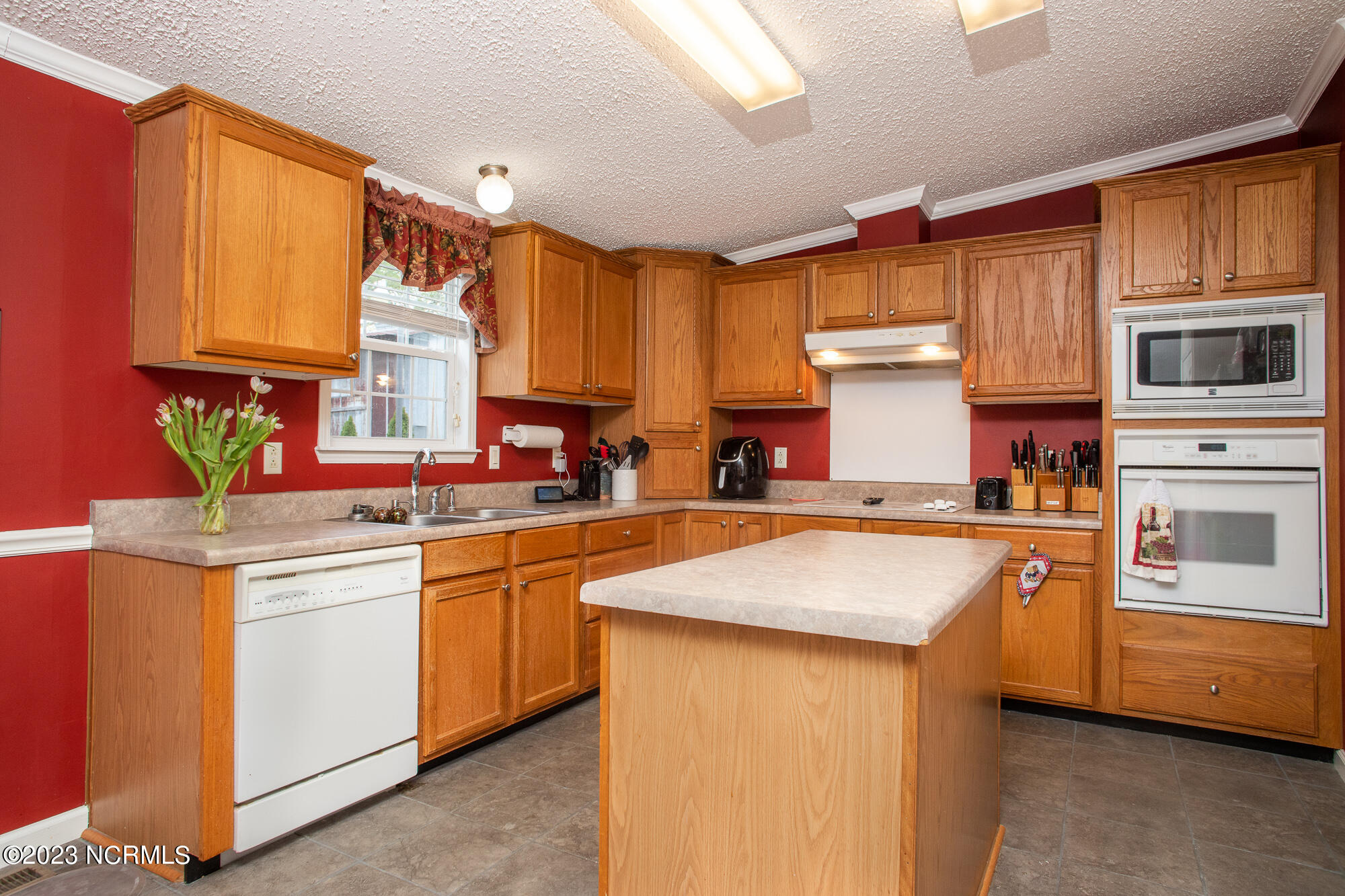 1824 Becton Farm Road Kinston, NC 28501 - Photo 3 of 38 Kitchen