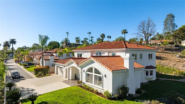 a view of multiple houses with a big yard