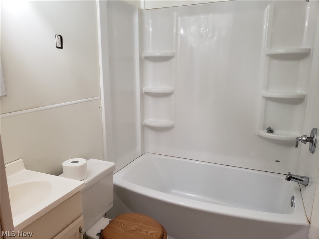 14001 Rockside Road Maple Heights, OH 44137 - Photo 4 of 20 First Floor Bath