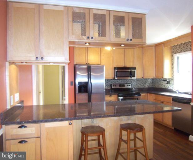 442 Range Road Towson, MD 21204 - Photo 12 of 22 Eat-in Kitchen with Granite Breakfast Bar