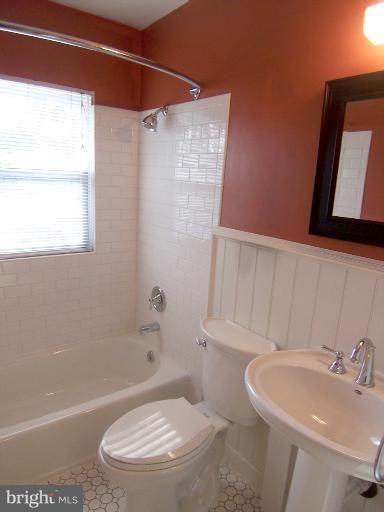 442 Range Road Towson, MD 21204 - Photo 15 of 22 Bright & Updated Main Level Bath