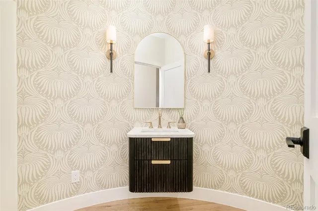 a en suite bathroom with a double vanity sink and mirror