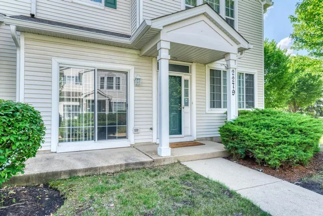 $345,000 | 2279 Reflections Drive, Aurora, IL 60502