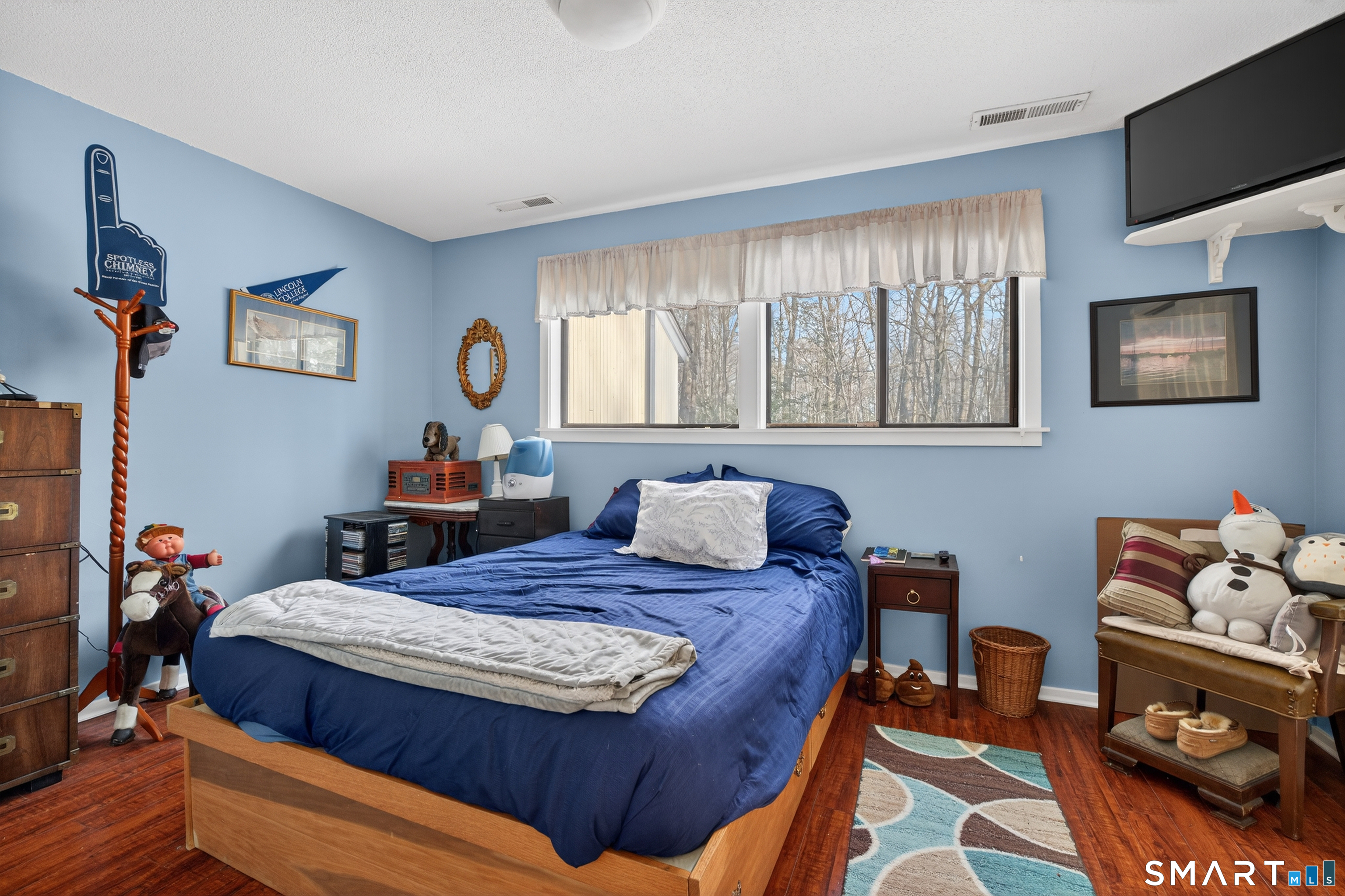 9 Upper Commons, Unit 9 Woodbury, CT 06798 - Photo 19 of 38 a bedroom with bed and a window