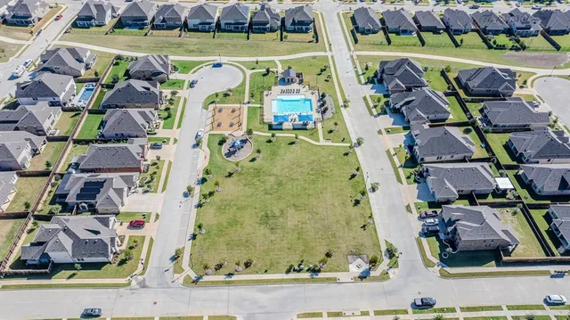 a view of an house with backyard