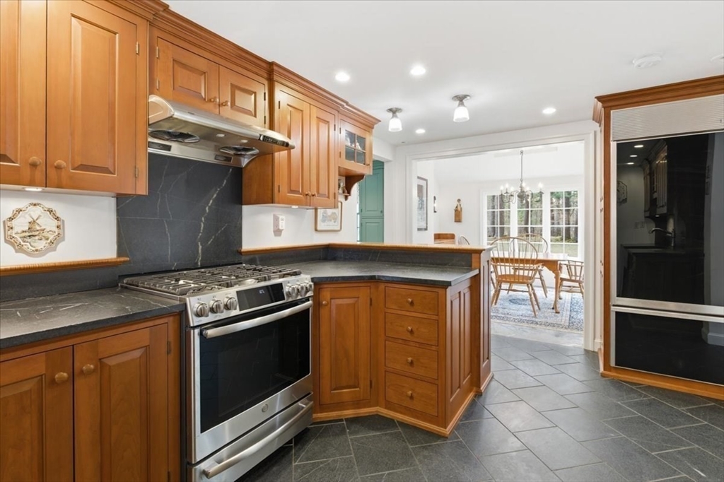 65 Walpole Street Dover, MA 02030 - Photo 4 of 41