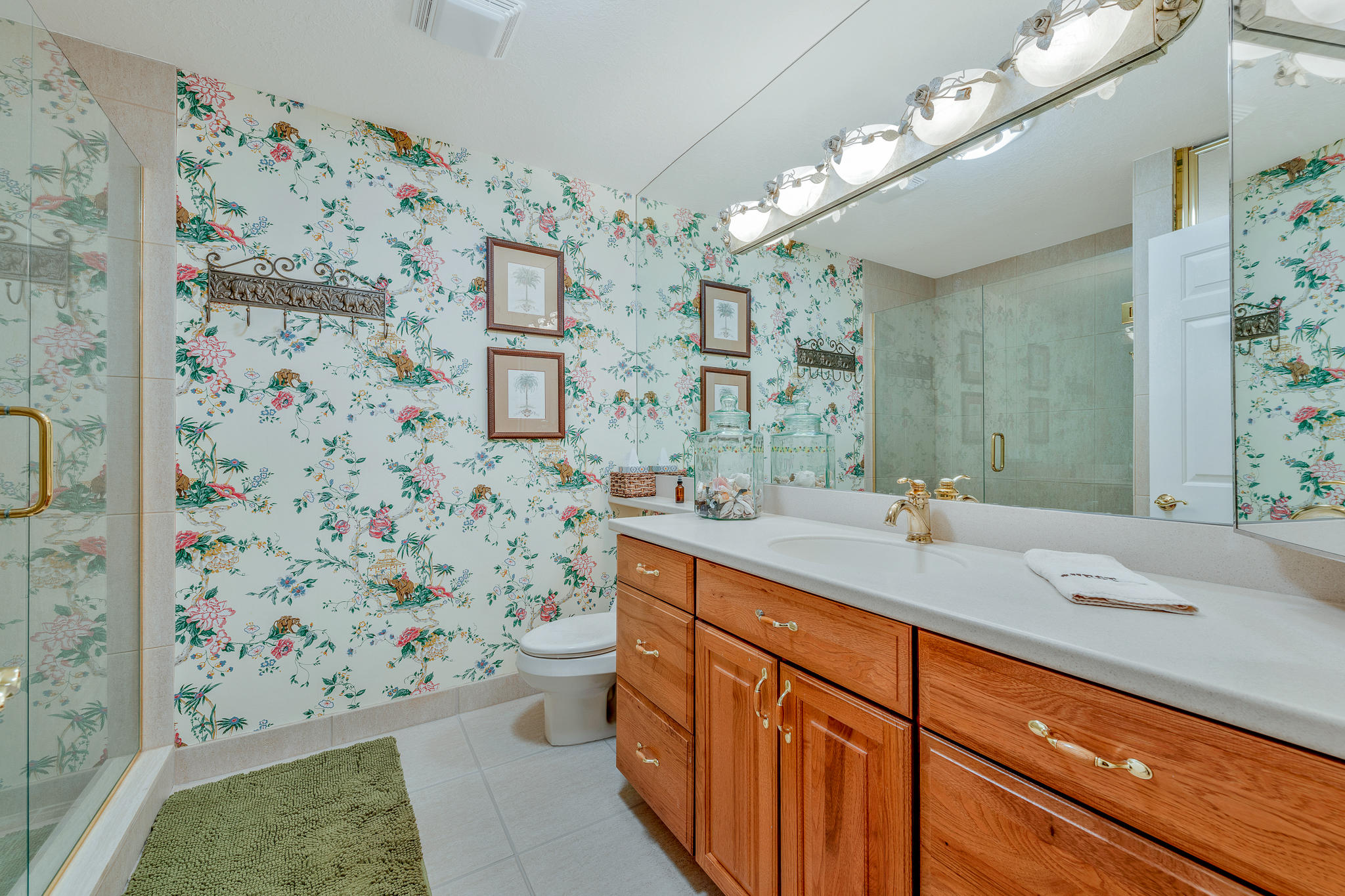 323 Ridge Road Jupiter, FL 33477 - Photo 21 of 44 Guest Bath
