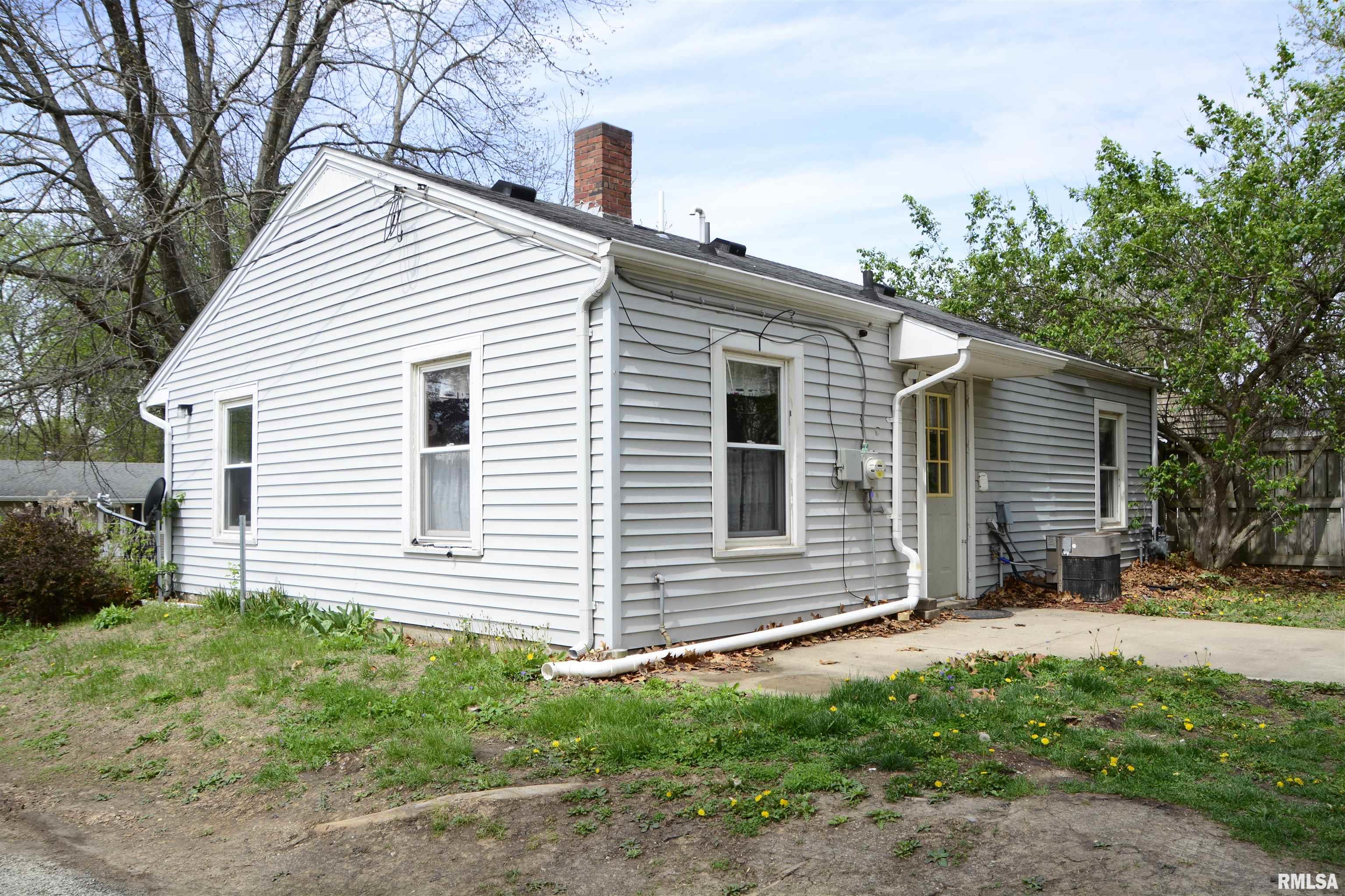 325 South White Street Macomb, IL 61455 - Photo 2 of 12