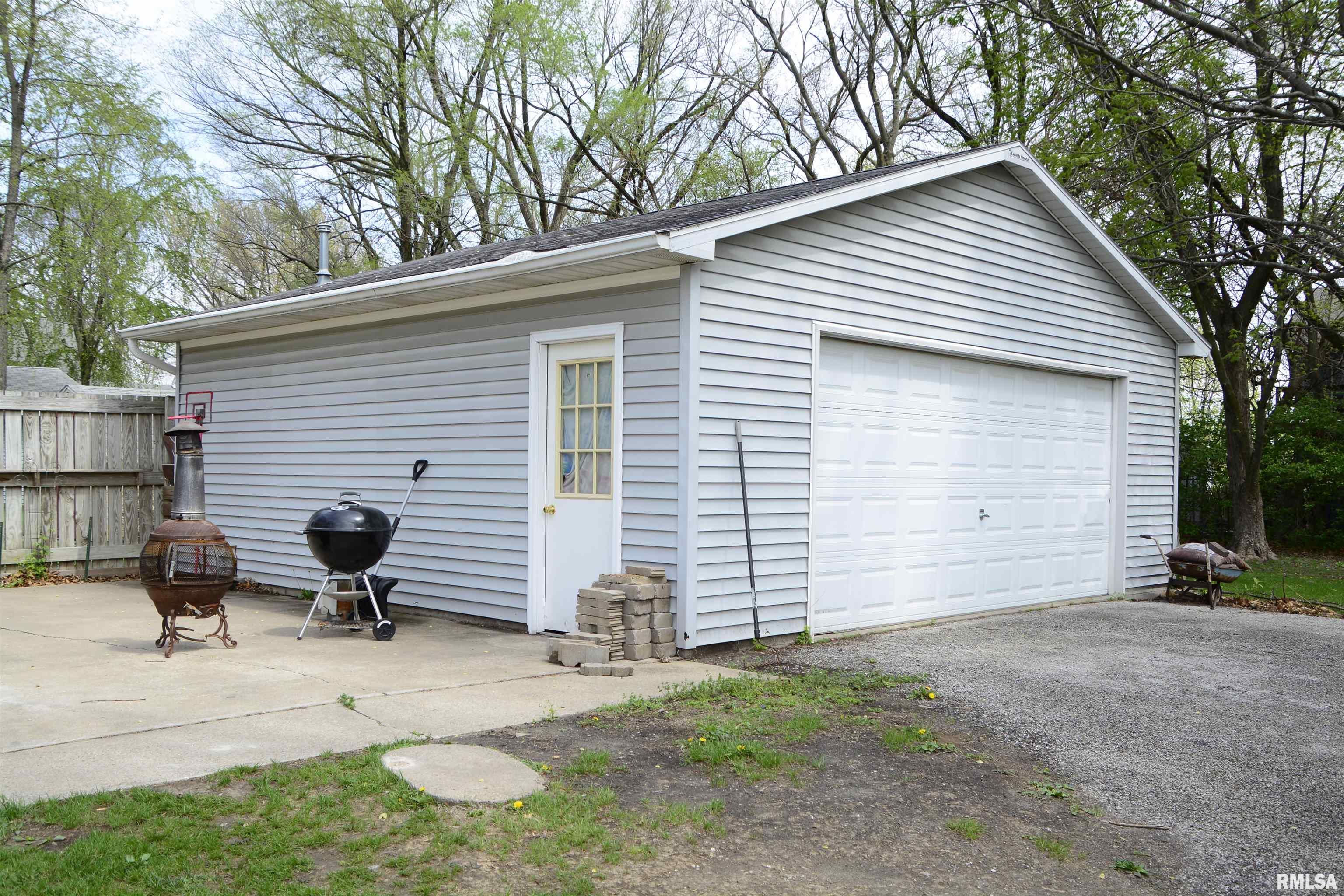 325 South White Street Macomb, IL 61455 - Photo 3 of 12