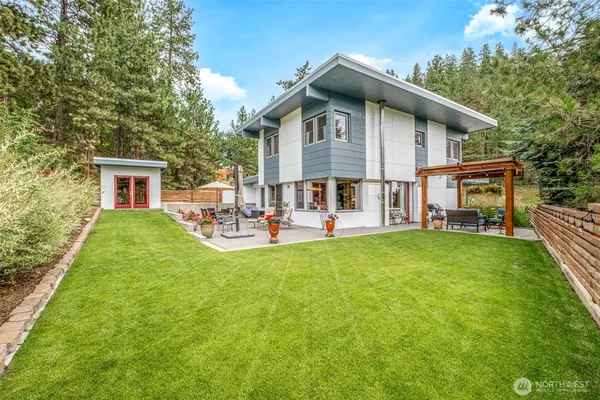 a view of a house with backyard and porch