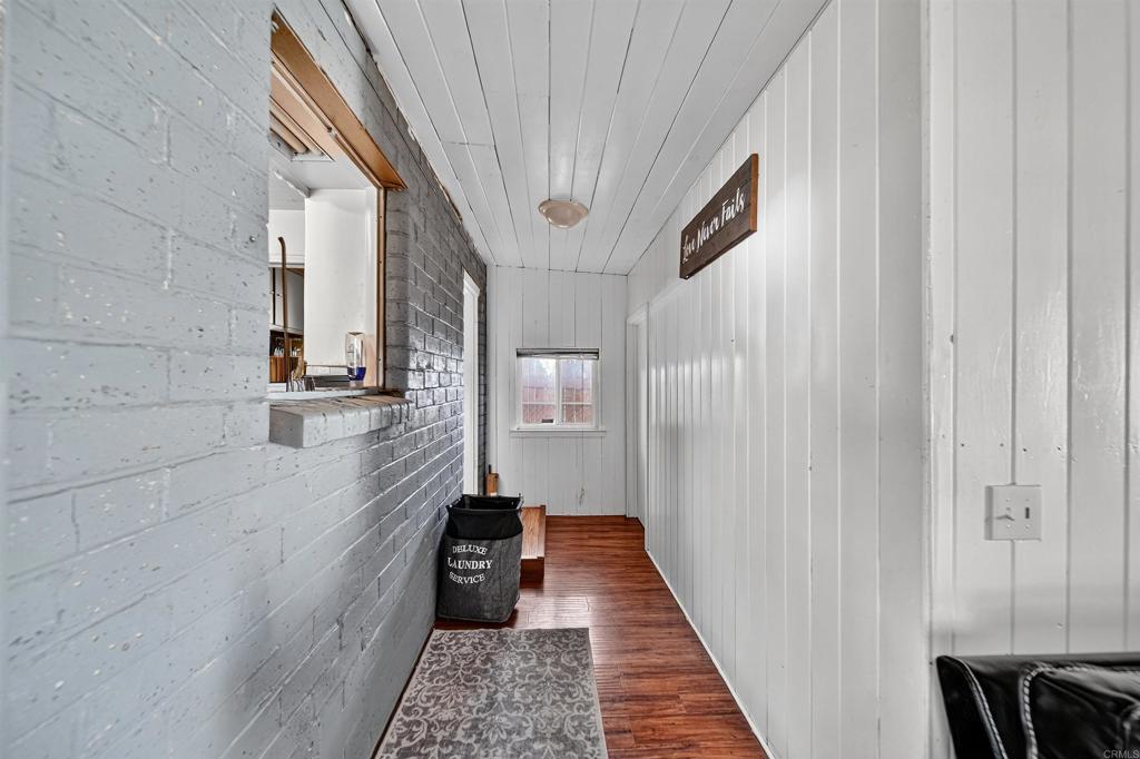 2126 Tulare Street Selma, CA 93662 - Photo 27 of 40 a bathroom with a bathtub