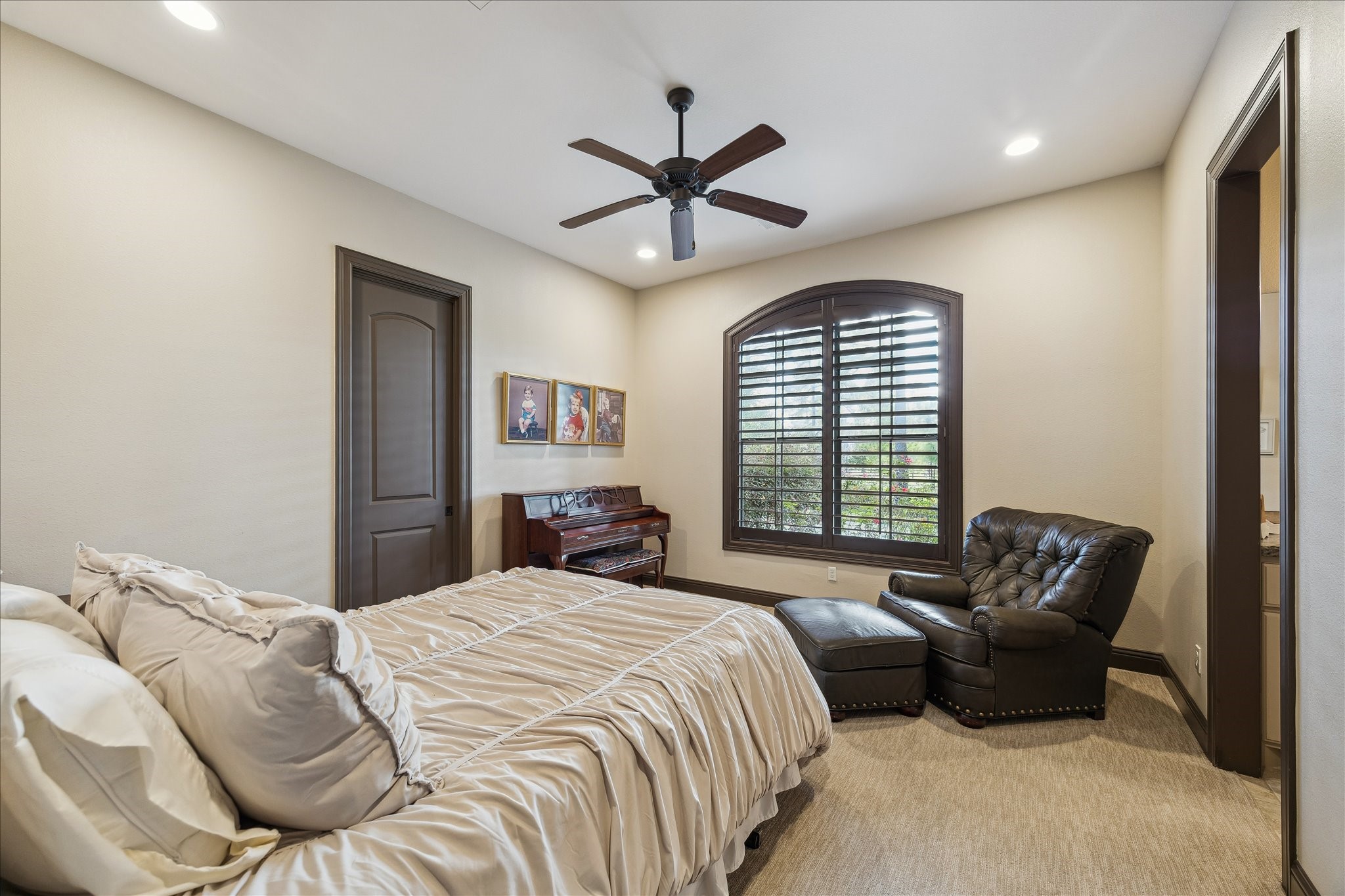 11 Willowcreek Ranch Road Tomball, TX 77377 - Photo 35 of 49 Another secondary bedroom equipped with a walk in closet and direct access to a full bath.