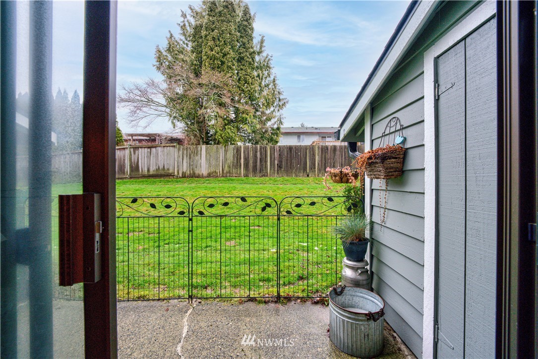 21515 4th Avenue West, Unit A72 Bothell, WA 98021 - Photo 3 of 36 a view of a back yard of the house