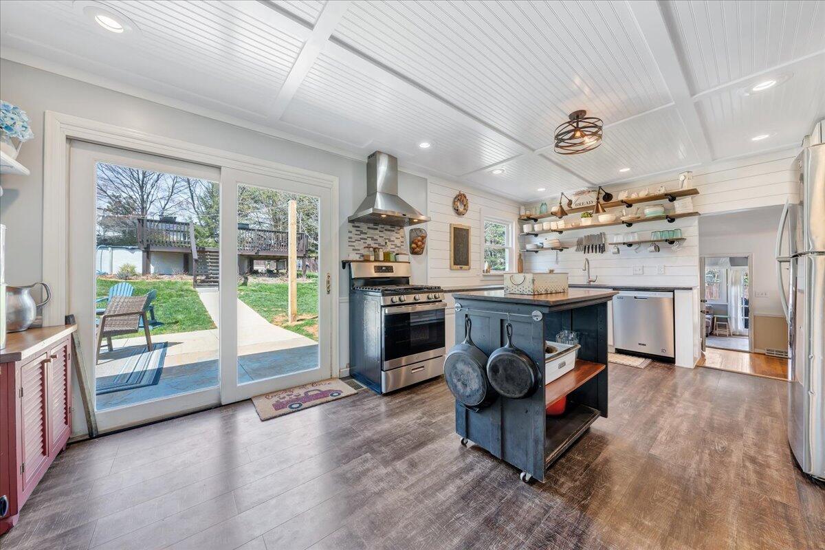 123 Bartley Drive Salem, VA 24153 - Photo 12 of 57 a open kitchen with stainless steel appliances granite countertop a stove and refrigerator
