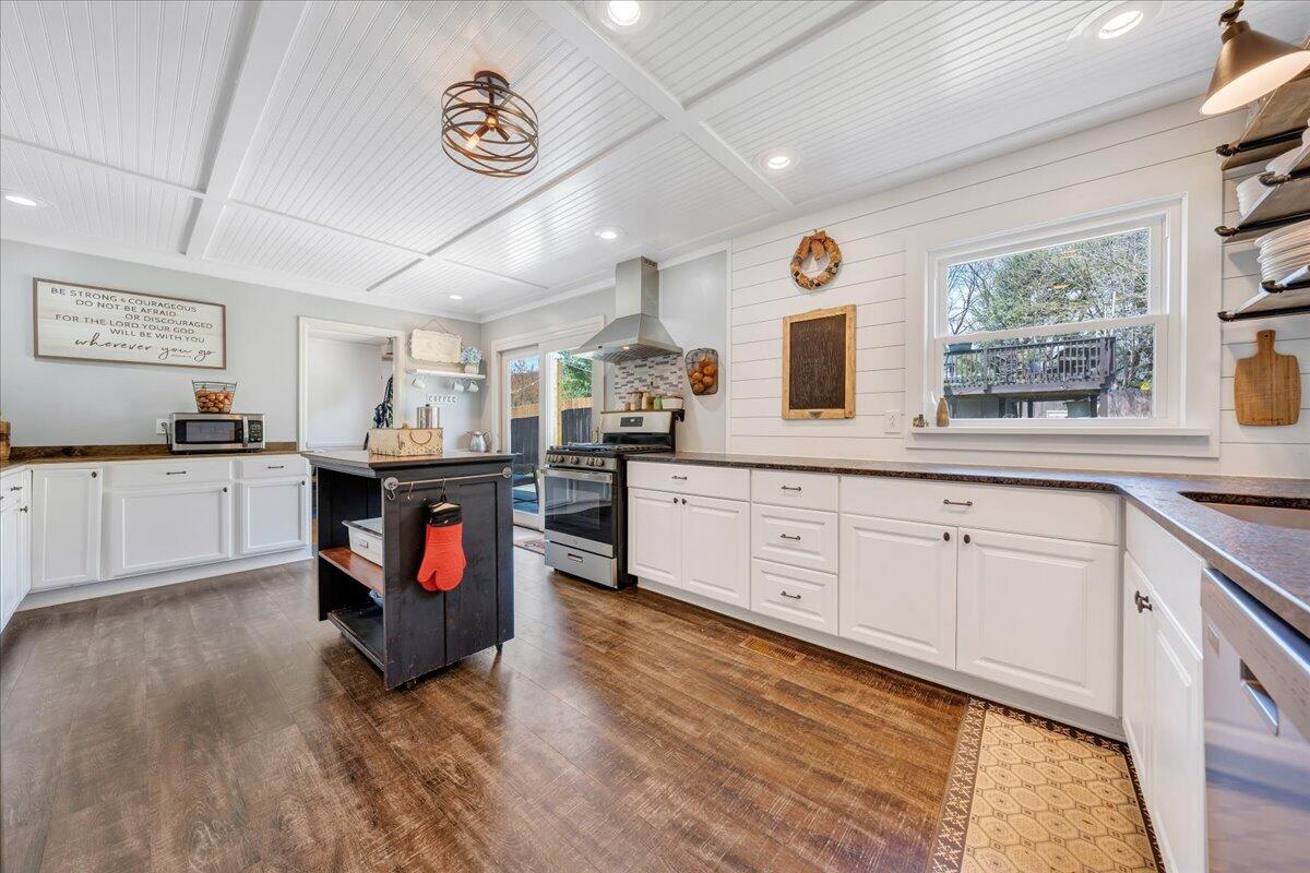 123 Bartley Drive Salem, VA 24153 - Photo 8 of 57 8) Kitchen