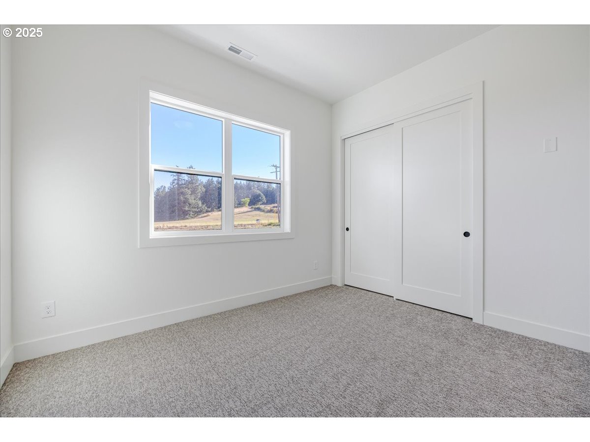 7168 Southeast Eola Hills Road Amity, OR 97101 - Photo 20 of 34 an empty room with a window