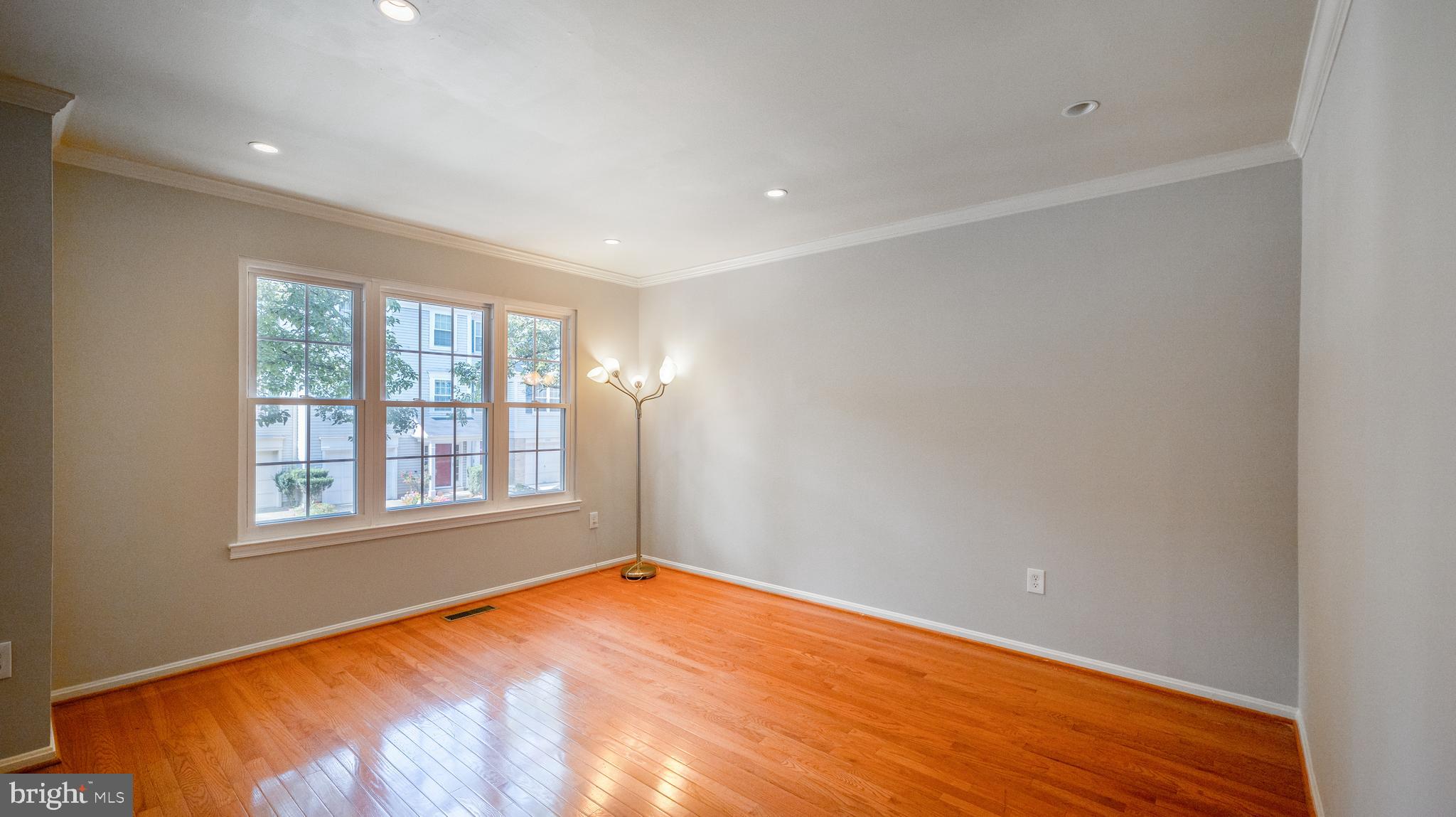 2210 Wimbledon Circle Silver Spring, MD 20906 - Photo 9 of 29 Living Room
