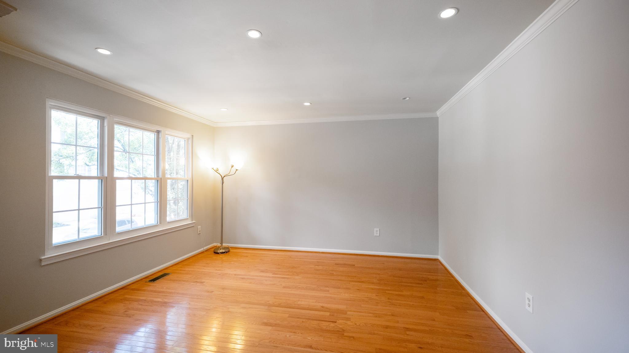 2210 Wimbledon Circle Silver Spring, MD 20906 - Photo 10 of 29 Living Room