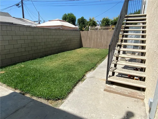 a view of a backyard with pathway
