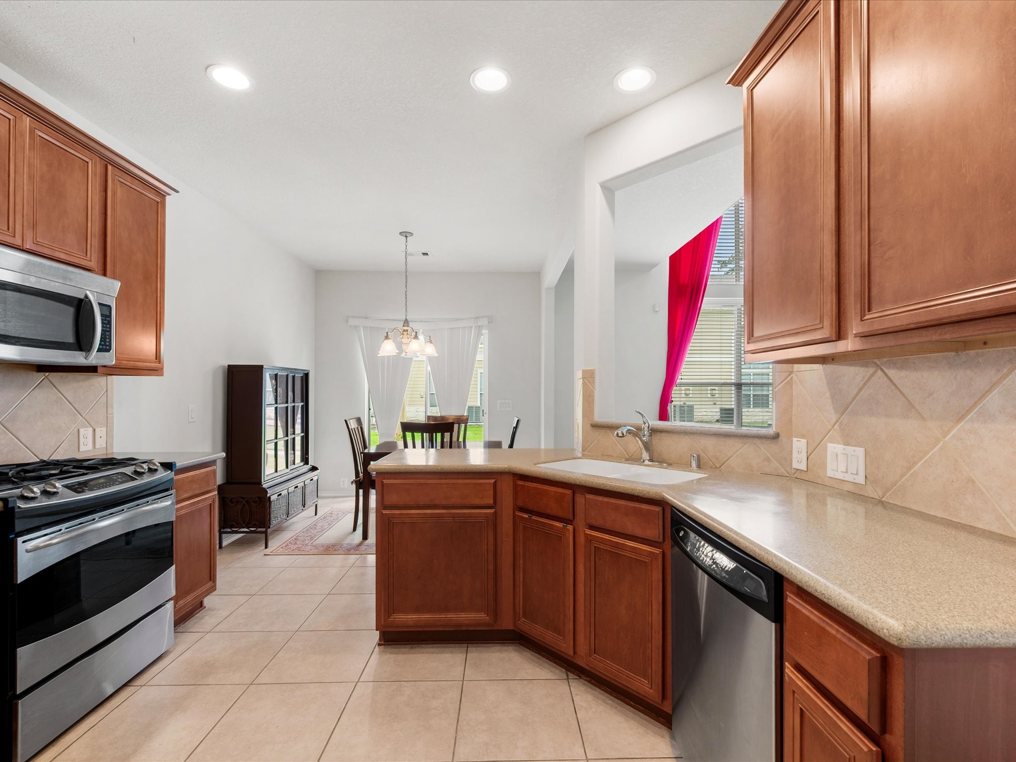 13600 Breton Ridge Street, Unit 31C Houston, TX 77070 - Photo 14 of 31 Designed with both function and style in mind, the kitchen features granite countertops, stainless steel appliances, and ample cabinetry to keep everything organized and within reach.