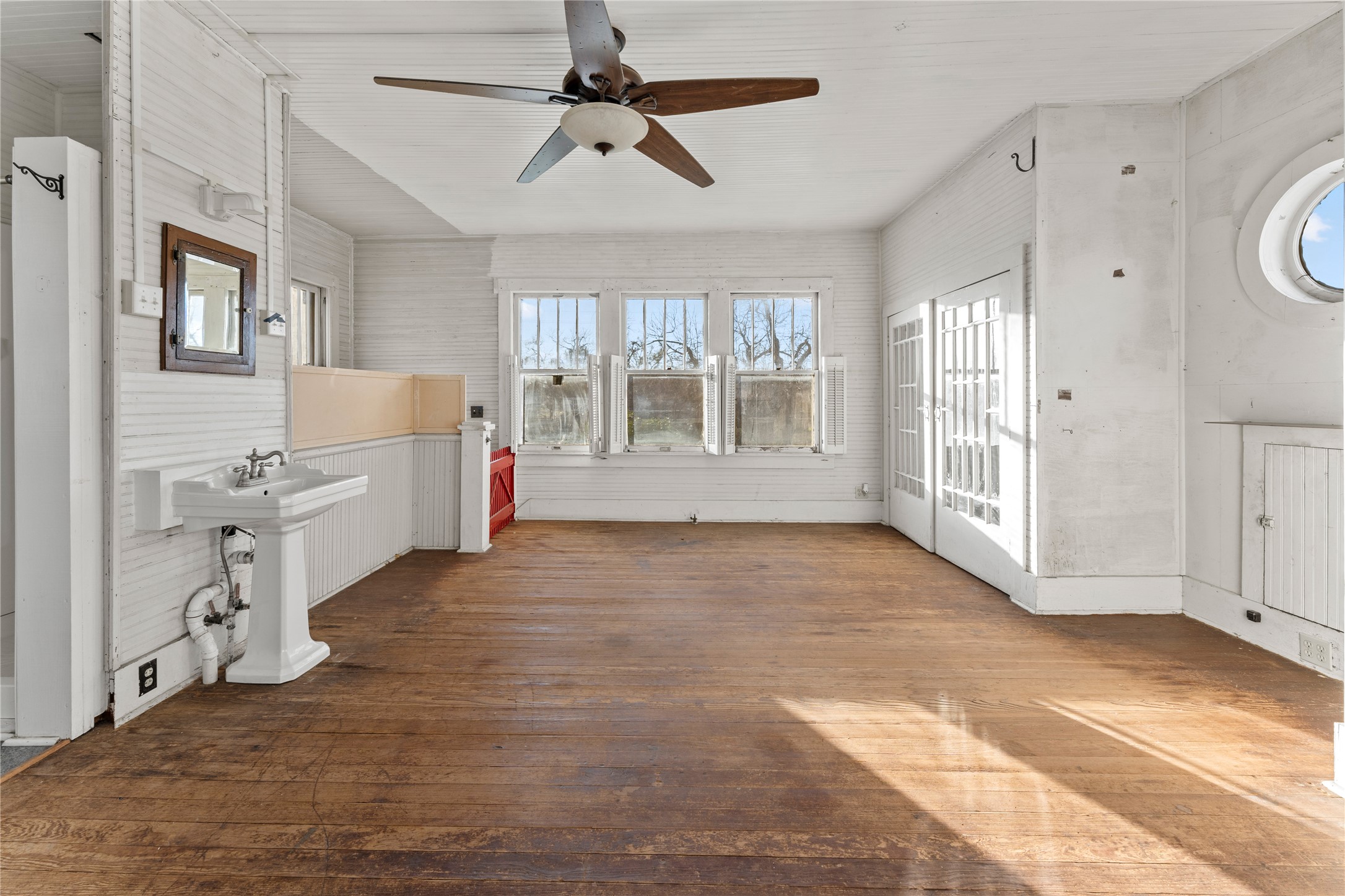 501 East 6th Street Cameron, TX 76520 - Photo 35 of 39 Unfurnished sunroom with a sink and ceiling fan