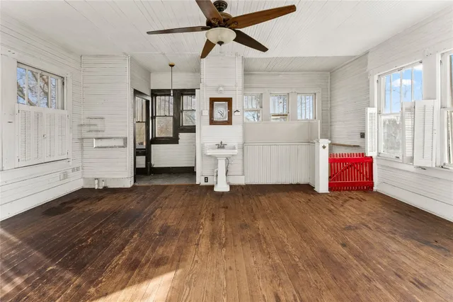 $219,900 | 501 East 6th Street, Cameron, TX 76520