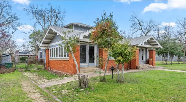 $219,900 | 501 East 6th Street, Cameron, TX 76520