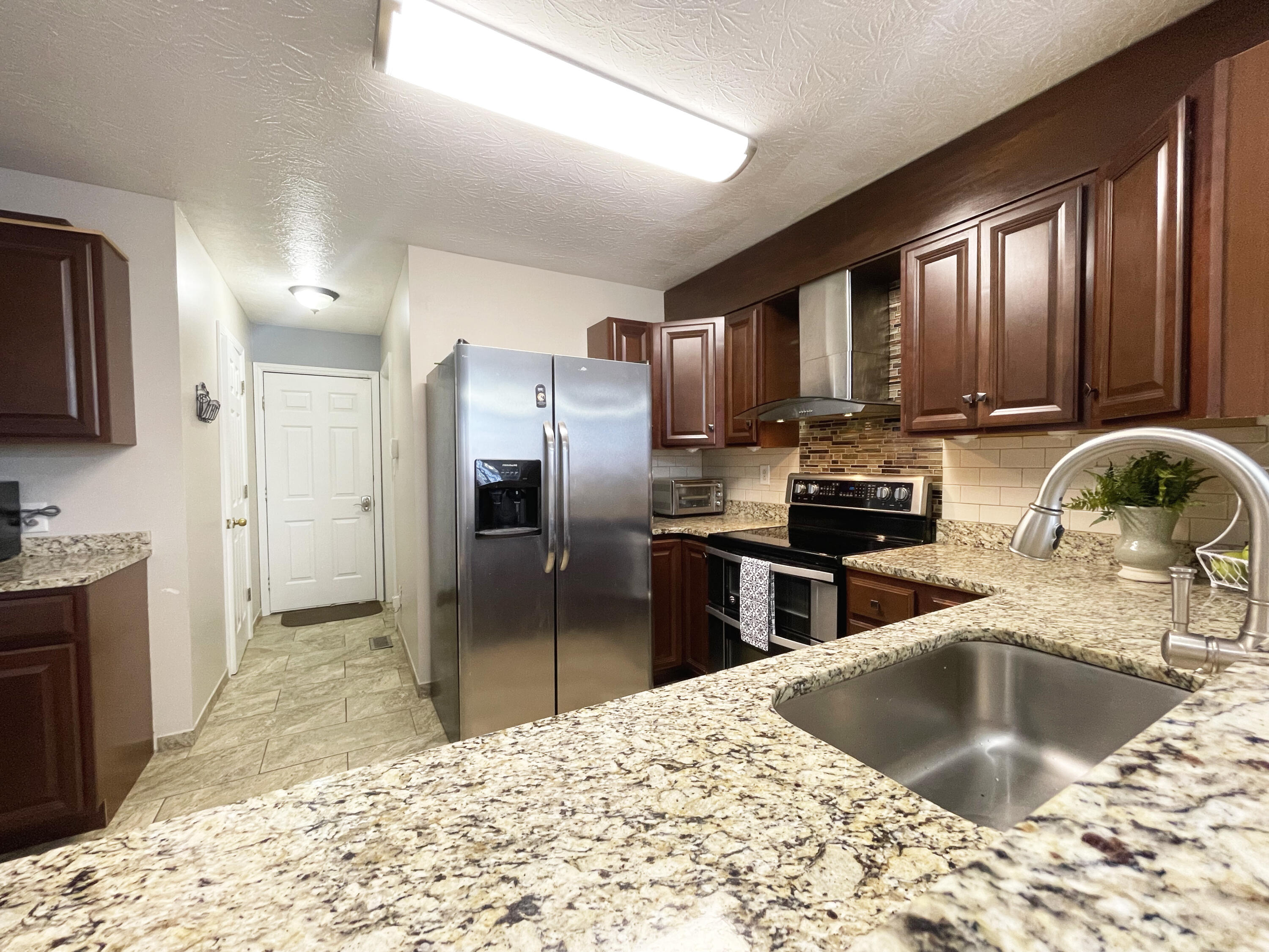 2057 Shaker Run Road Lexington, KY 40509 - Photo 9 of 28 kitchenbar