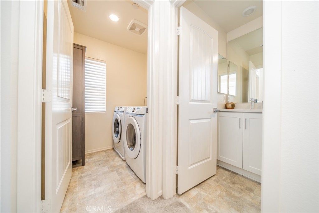 1810 Parkplace Lane Riverside, CA 92501 - Photo 20 of 52 a utility room with dryer and washer