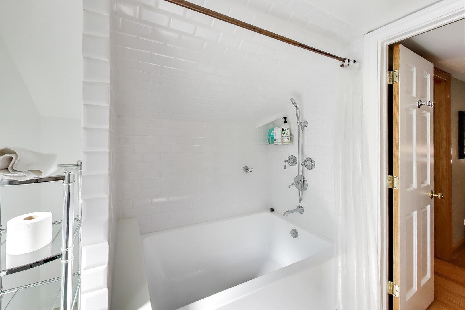 823 Jackson Avenue River Forest, IL 60305 - Photo 39 of 60 a bathroom with a bathtub and shower