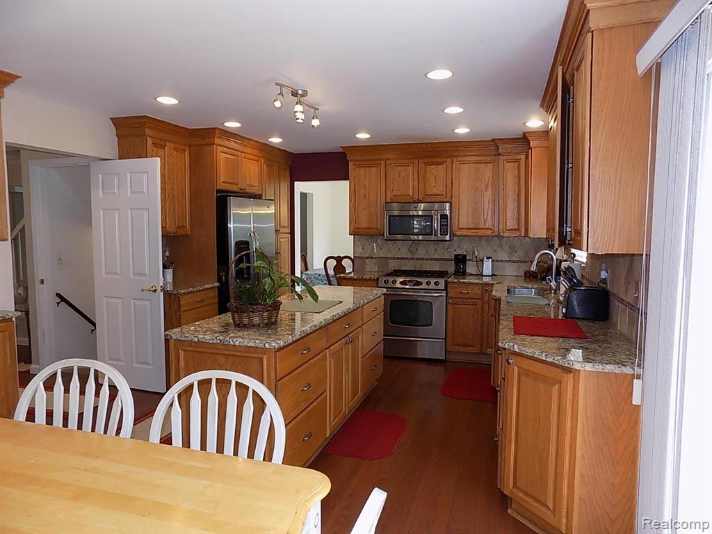 710 Abbey Court Rochester Hills, MI 48307 - Photo 21 of 46