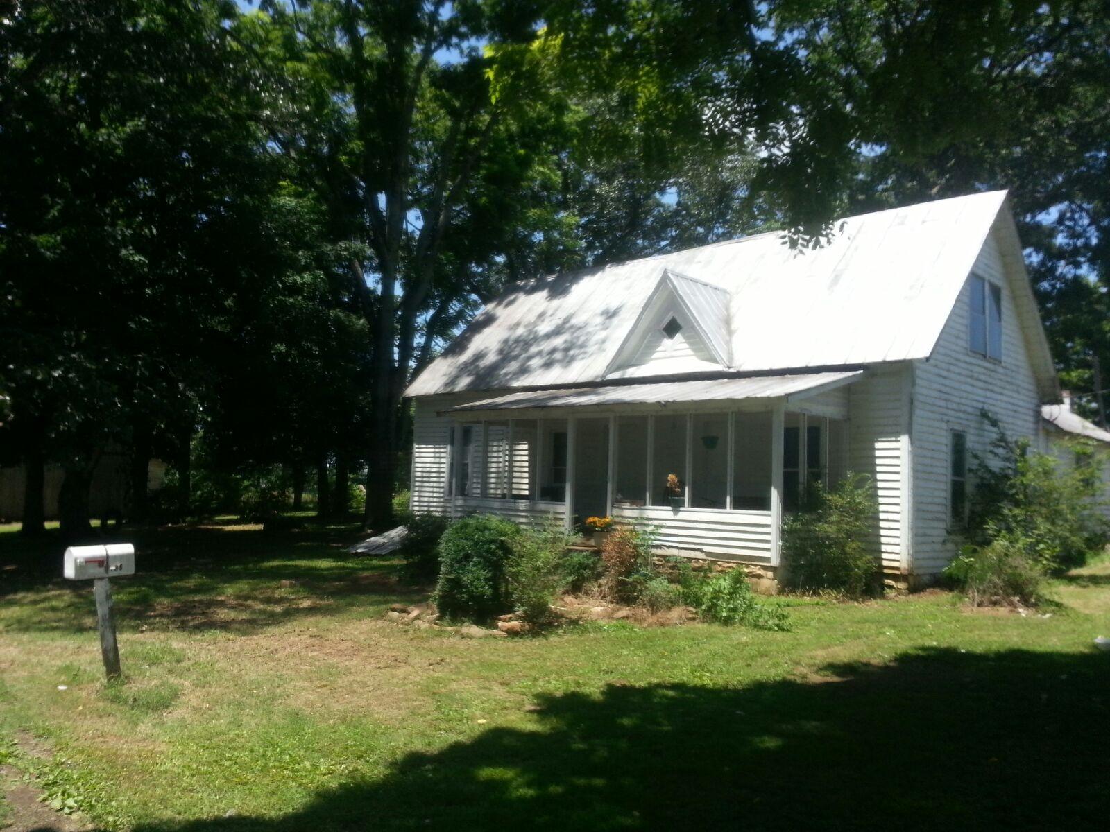 5138 Gregory Road Greenback, TN 37742 - Photo 1 of 8 Farm House