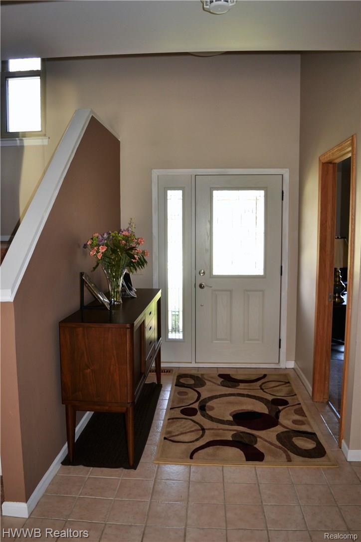1097 Maple Leaf Drive Rochester, MI 48309 - Photo 4 of 38 Foyer