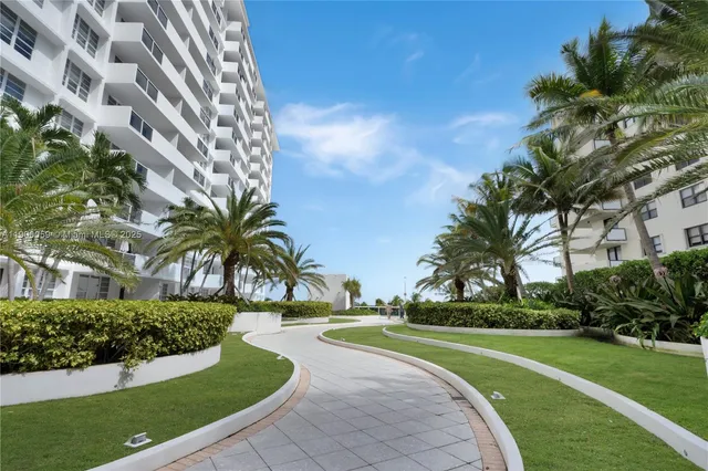 a view of entryway with a floor to ceiling window and an entryway